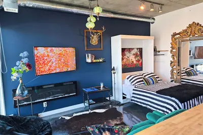 Image de Voglio Bene | Cozy Designer Studio w/ Fireplace, Balcony & Heated Parking