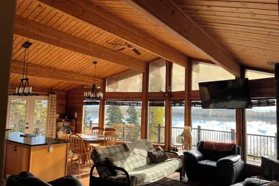 Image de Jody's Lakehouse. Cozy 2-bedroom lakefront cedar home with hot tub in Wasilla