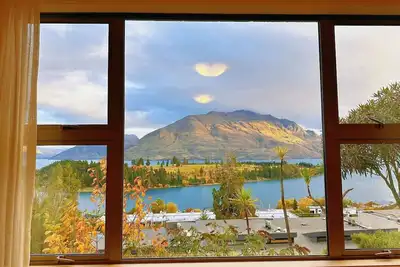 Image de Walk to Town center with Views!