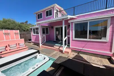 Image de Pink Palace Farmhouse w/Hot Tub & Fire Pit