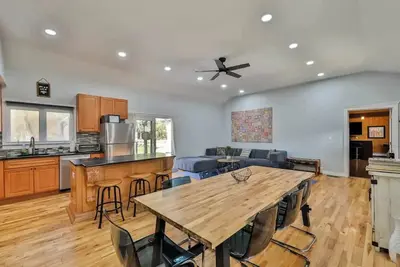 Image de Mountain Serenity - brand new hot tub - fire pit