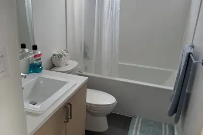 Image de Beautiful views on this spacious 1 bedroom condo in the heart of Yaletown!