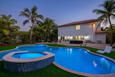 Image de 5000Sf  Luxe Mansion/Refreshing pool/Gameroom - N