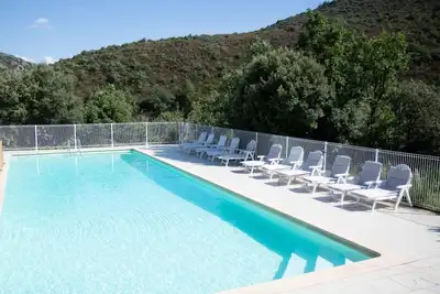 Image de Agréable petite maison avec piscine partagée