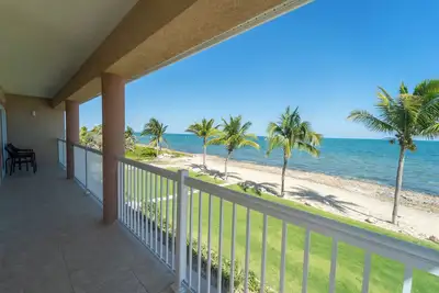Image de Your Relaxing Getaway Awaits! Oceanfront, Outdoor Pool, Pets Allowed