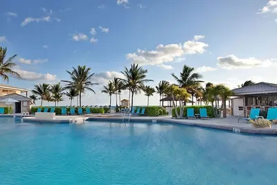 Image de 2 Spacious Suites w Full Kitchen, Oceanfront Balcony & Pool - Ideal for Families