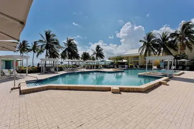 Image de Relax in 2 Oceanfront Suites w/ Full Kitchen, Pool & Bar Access