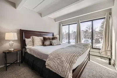 Image de 20% Off July! Walk to Lake, Dining, Amphitheater. Pool (Summer), Hot Tub, Sauna, Quiet End Unit!