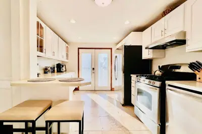 Image de Black & Gold Charm on Mt Washington|Garage Parking