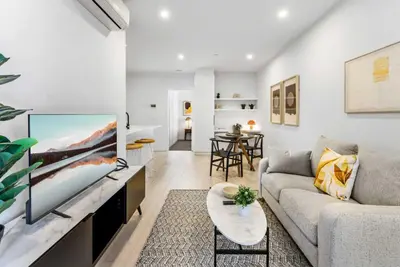Modern 1-Bedroom Apartment in Delightful Footscray with Wi-Fi and Study Nook