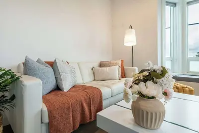 Image de Contemporary 3b 1. 5b Retreat in Prime Central Spot