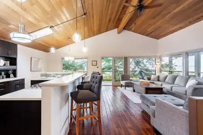 Windswept by AvantStay | Water Views, Covered Deck, Walk to the Beach