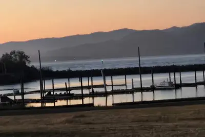 Image de Hot Tub- River View - Watch Cargo Ships + Rec Room - Near Ocean & Fort Stevens\n