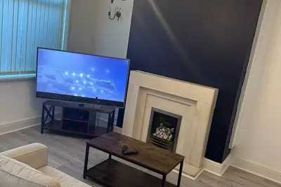 Image de 5 minutes drive to bolton stadium! ! Family sized house with slit of space