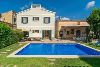 Image de Can Bombarda - Villa Con Piscina Privada En LlubÃ