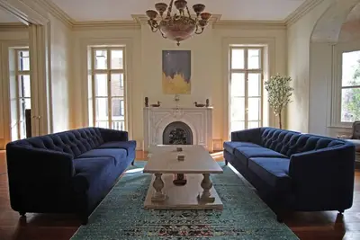 Image de 5br Historic Downtown House w/ Courtyard & Parking