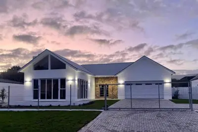 Image de Escape to our stunning Scandinavian-style home, perfect for your next getaway!