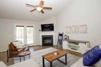 Image de Mulligan Manor🏌️‍♂️-Pinehurst Home With Movie Room, Pool Table, Deck, and More