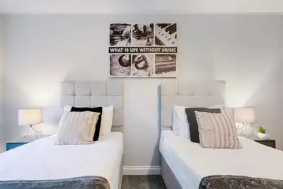 Image de 360 Hp12 W Wycombe 247-6 - 2 Bedroom Penthouse with parking High Wycombe Apt. 06