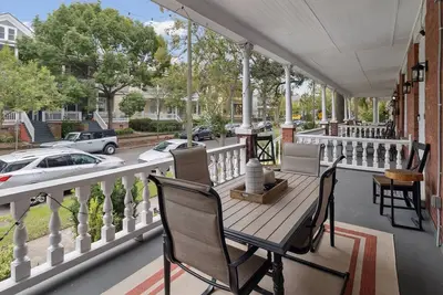 Image de Renovated Georgian Manor w/ Parking + Steps to Park by Lucky Savannah