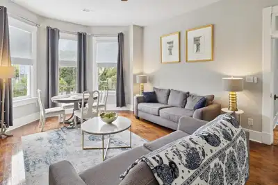 Image de Stylish Updated Home w/ Parking Near Forsyth Park by Lucky Savannah