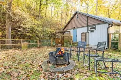 Image de 2bd Cottage w/ Fenced-in Yard! Hot Tub + Near Town