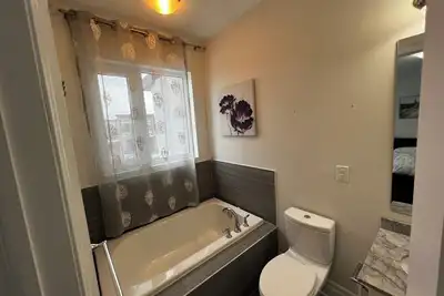 Image de Luxury 10' Ceiling Townhome With Large Open Patio