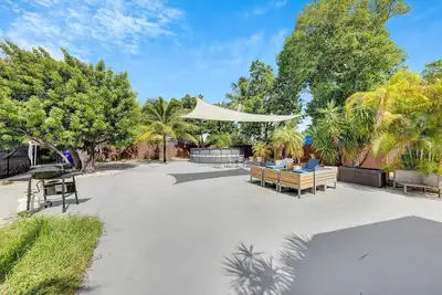 Image de Vibrant & Sleek Miami Pool Home