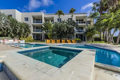 Image de Modern 4-bedroom condo, 200 mts from Eagle beach, WiFi, fitness room