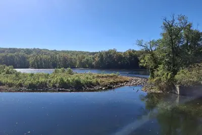 Image de Escape to the comfort and charm of the Murray Wynne House on the canal towpath