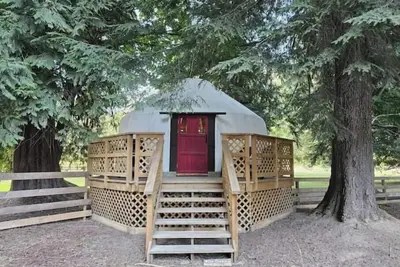 Image de Nature Nook Yurt - Red Door