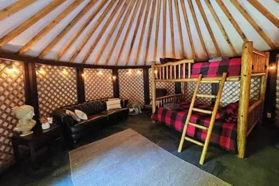 Image de Nature Nook Yurt - Green Door