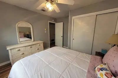 Image de 3-bedroom house in small town Shalimar. 15 min drive to beautiful white beaches