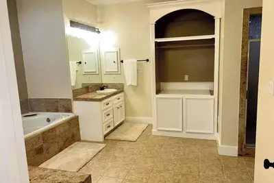 Image de Spacious 6-bedroom house in charming Conroe on a stocked pond