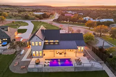 Image de Ranch Water 5 bed/4. 5 bath w pool/ hot tub, lake access and game garage *kayaks