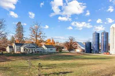Image de Newly renovated farmhouse on organic farm near Hudson and the Berkshires