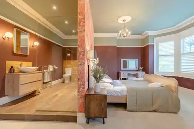 Image de Harrogate Heights - Sleeps 16, Impeccably curated