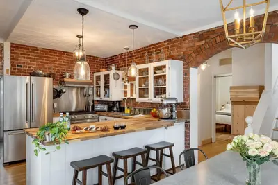 Image de Charming Home in Prime Downtown Location.