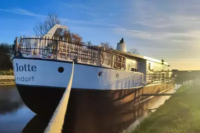 Image de 8-person houseboat with hot tub, sauna, wood-burning stove, air conditioning, lounge, sun deck and garden with dinghy directly behind the dike in Otterndorf