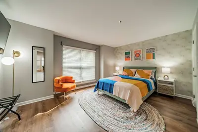 Image de Charming Uptown Condo Sports Enthusiast’s Dream