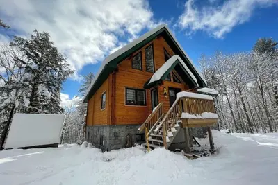 Image de Treetop Log Cottage with Outdoor Sauna and Hot Tub