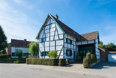 Centrally located half-timbered farmhouse in the South Limburg hills