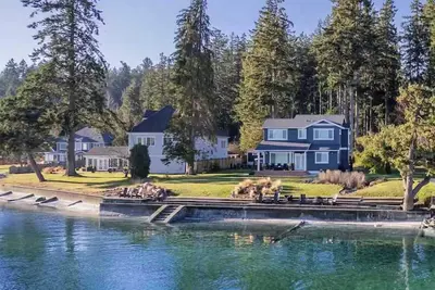 Image de Elegant Pnw Waterfront Beach House with Pickleball