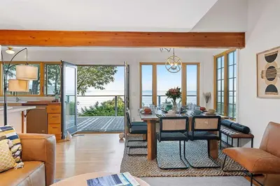 Image de Porpoise Paradise Waterfront Home w Beach/Hot Tub