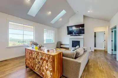 Image de Modern home with fireplace, private patio, remote workspace, & golf nearby