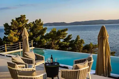 Image de Superbe villa de 9 chambres pour 18 personnes, avec piscine à débordement à proximité de la mer