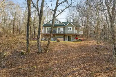 Image de Lake House in Lac-Aux-Sables, access to lake, 4 seasons jacuzzi