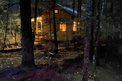 Image de Cozy private 1 Bedroom & Loft cabin in the forest. Rustic with Modern features.
