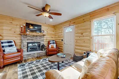 Image de Serene cabin w\/ deck & free attraction tickets - minutes from Gatlinburg!