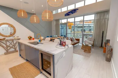 Image de Luxurious 3-Story Retreat with Private Dock at Friday Harbour Resort